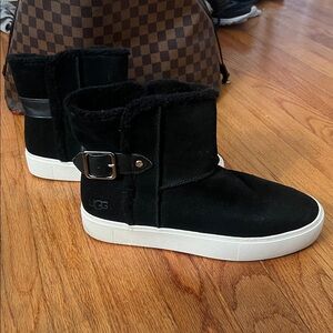UGG Aika Black Suede Platform Sneaker Boot size 9.5